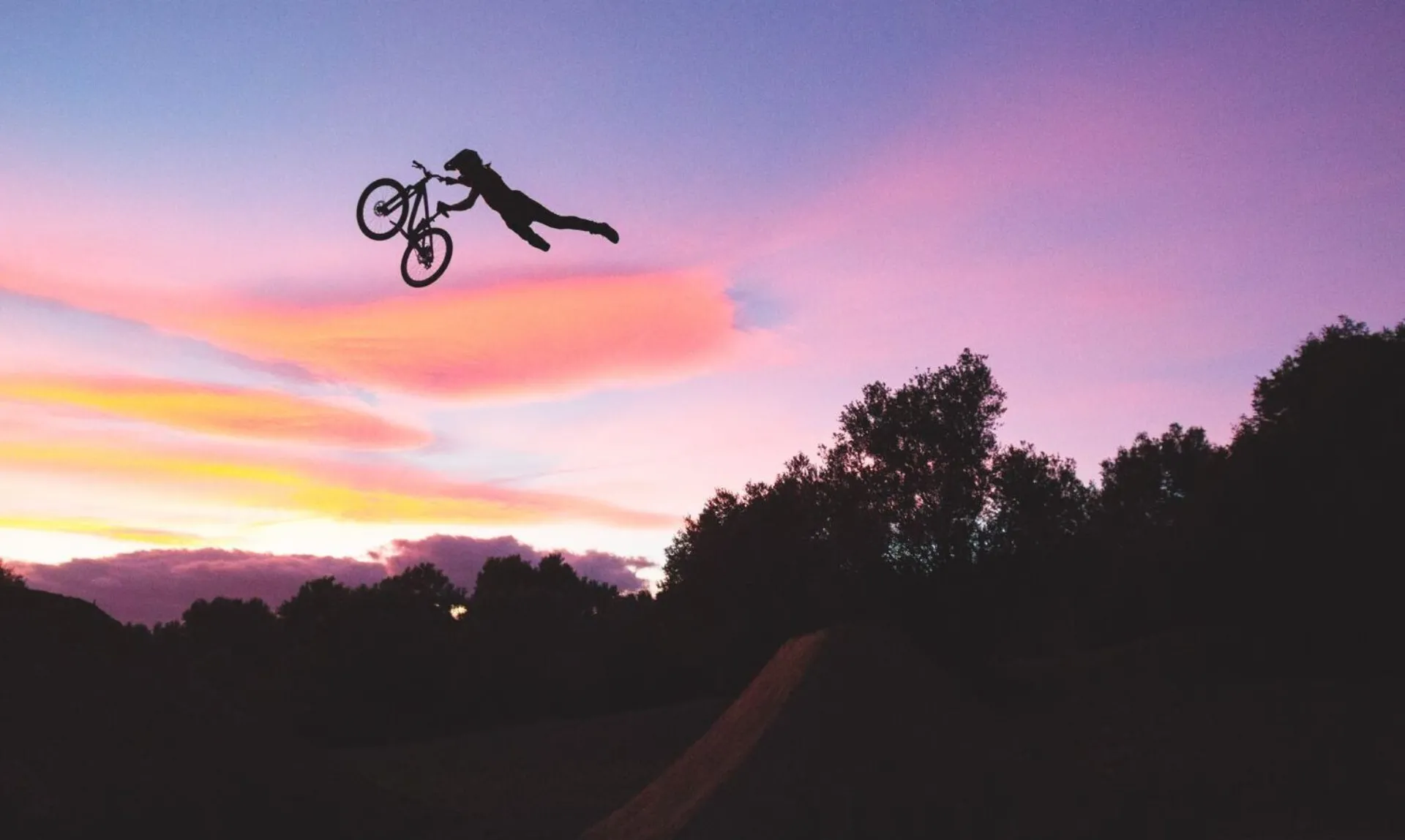 Cam McCaul Superman seat grab from Not2Bad.